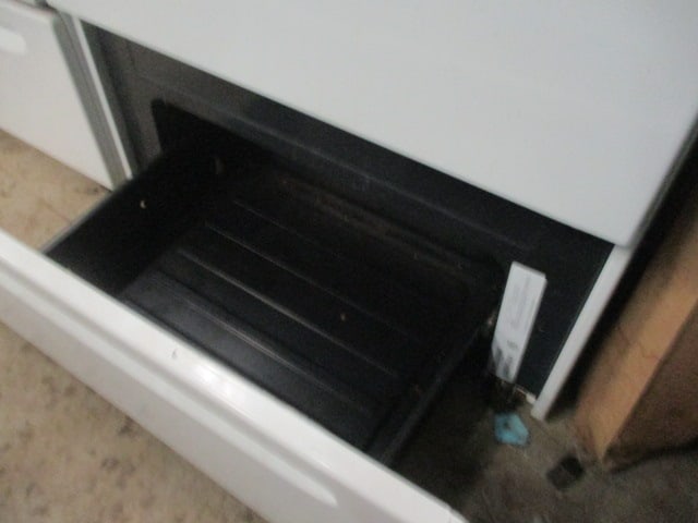 Frigidaire Electric Coil Eye Stove - 7