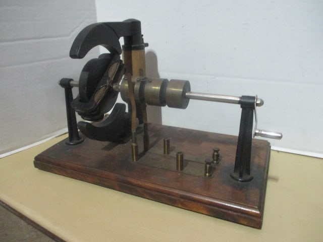 Hand Cranked Demonstration Generator(Dynamo): .