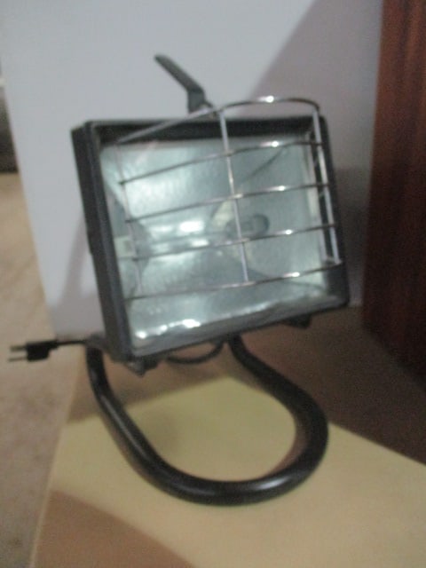 Regent Lighting Corp. Model P072 Halogen Worklight (1 of 4)