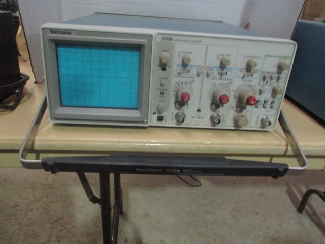 Tektronix 2213A 60MHz Oscilloscope (1 of 8)