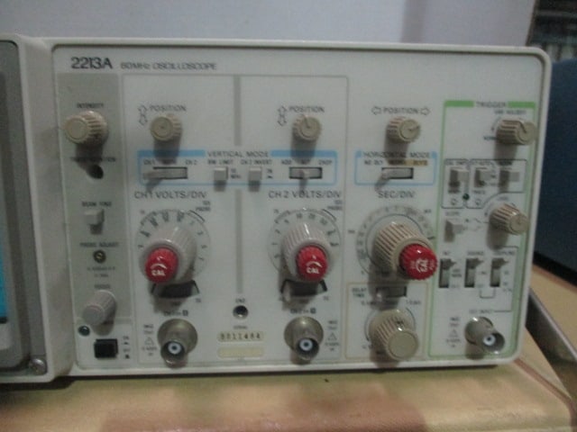 Tektronix 2213A 60MHz Oscilloscope - 2