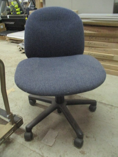 Krug Desk and Rolling Task Chair - 8