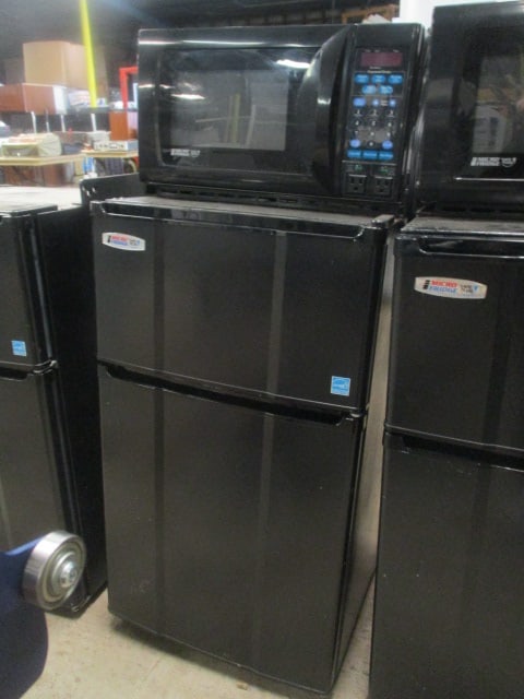 Micro Fridge Compact Refrigerator/Microwave Combo with Safe Plug (1 of 11)