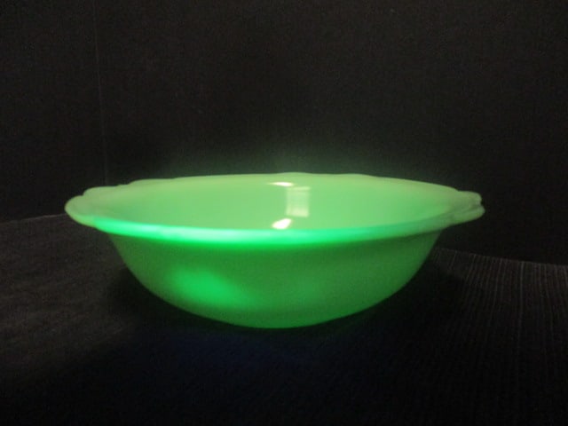 McKee Jadeite Uranium Glass Scalloped Serving Bowl: 8 1/2 x 2 1/2 