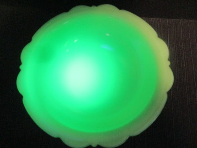 McKee Jadeite Uranium Glass Scalloped Serving Bowl - 2