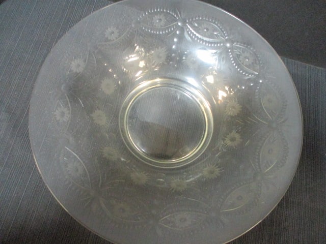 Vintage 'Sandwich Pattern' Pressed Glass Serving Bowl - 2