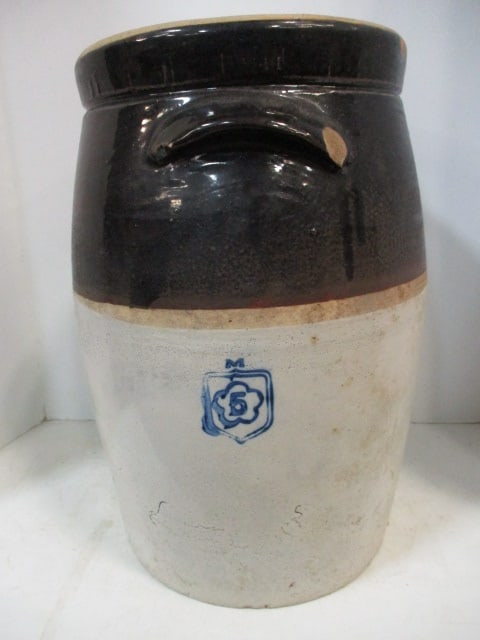 Nelson McCoy #5 Stoneware Pottery Crock w/lid: Lug handle has a chip 
