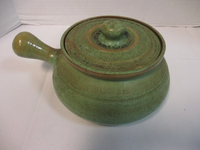 Green Pottery Casserole w/Lid: . 