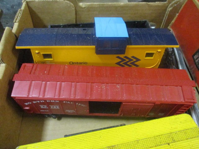 Lionel/Reading/Northern Pacific, etc. Train Cars Grouping - 4