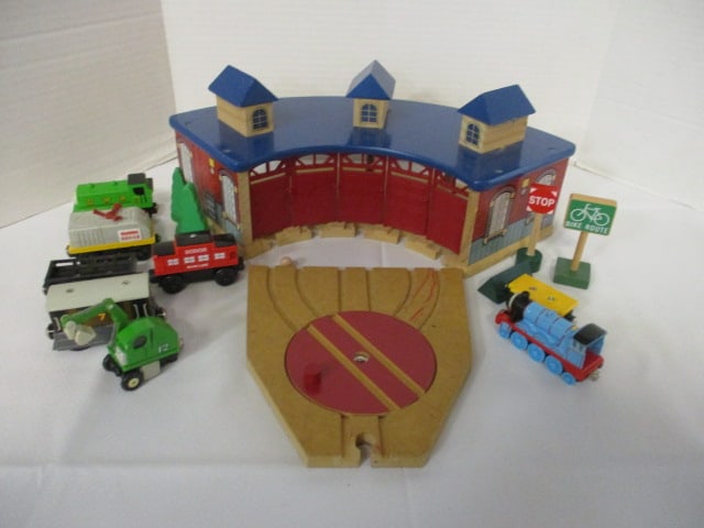 Toy Train Roundhouse/houses up to 5 cars (Blue) (1 of 5)