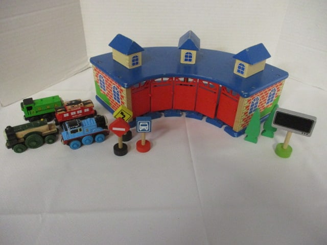 Toy Train Roundhouse/houses up to 5 cars (Blue) (1 of 4)