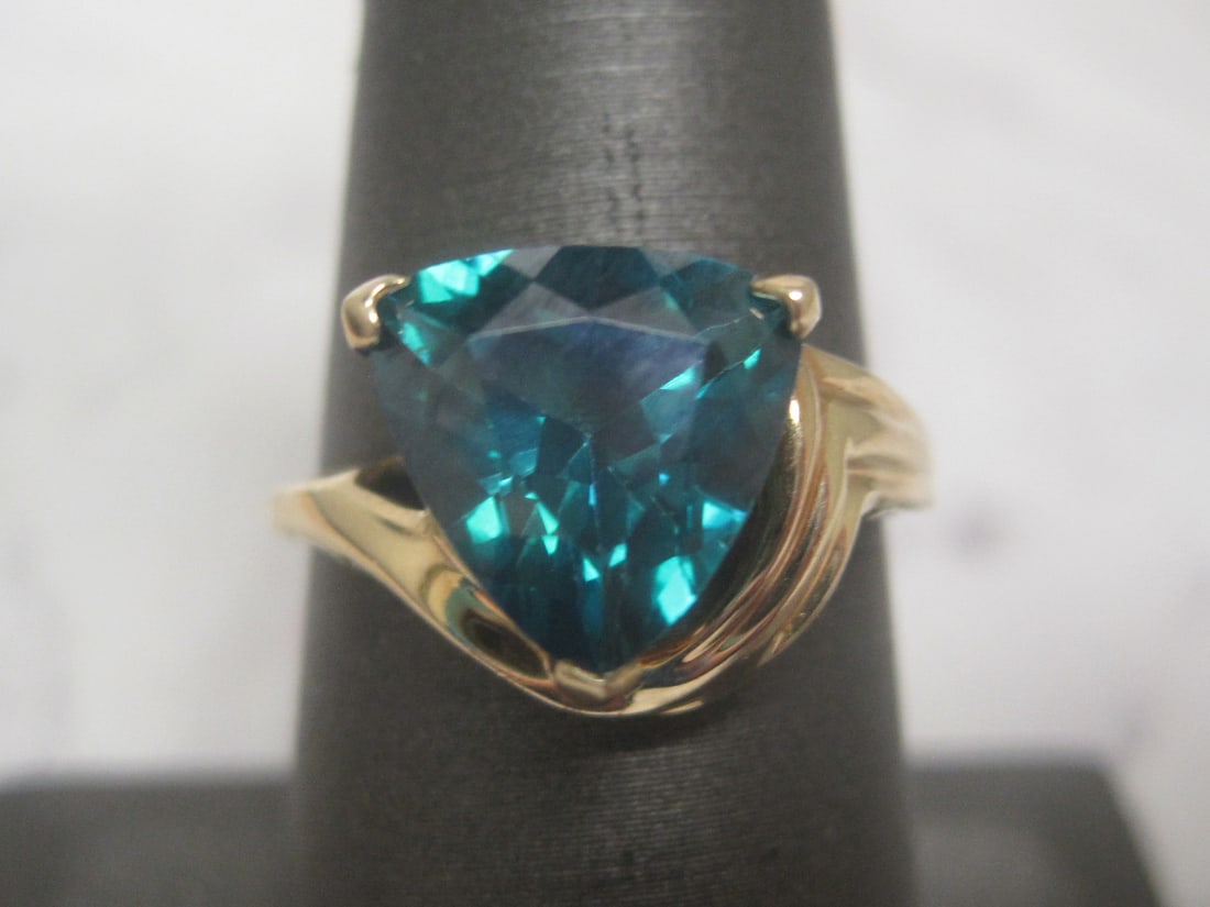 10k Gold Green Tourmaline Ring: Weighs 3.2 grams, Size 8, possibly synthetic