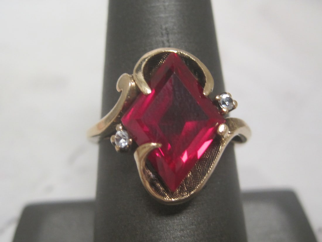 10k Gold Ring with Synthetic Red Stone (1 of 4)