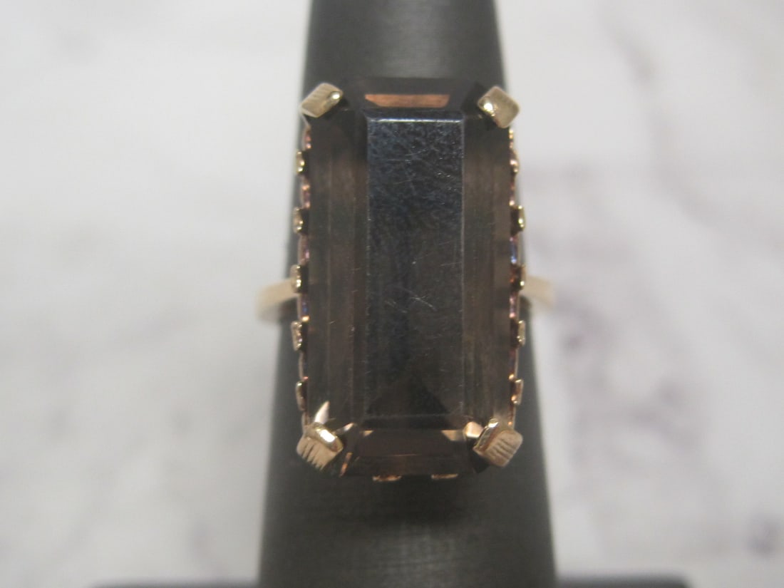 10k Gold Quartz Ring: Weighs 5.7 grams, Size 5 1/2 