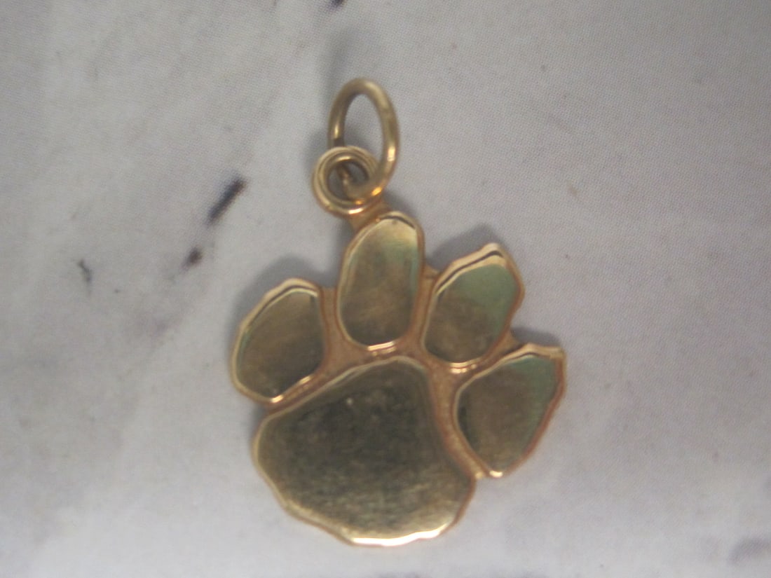 14k Gold Tiger Paw Pendant: Weighs 1.5 grams 