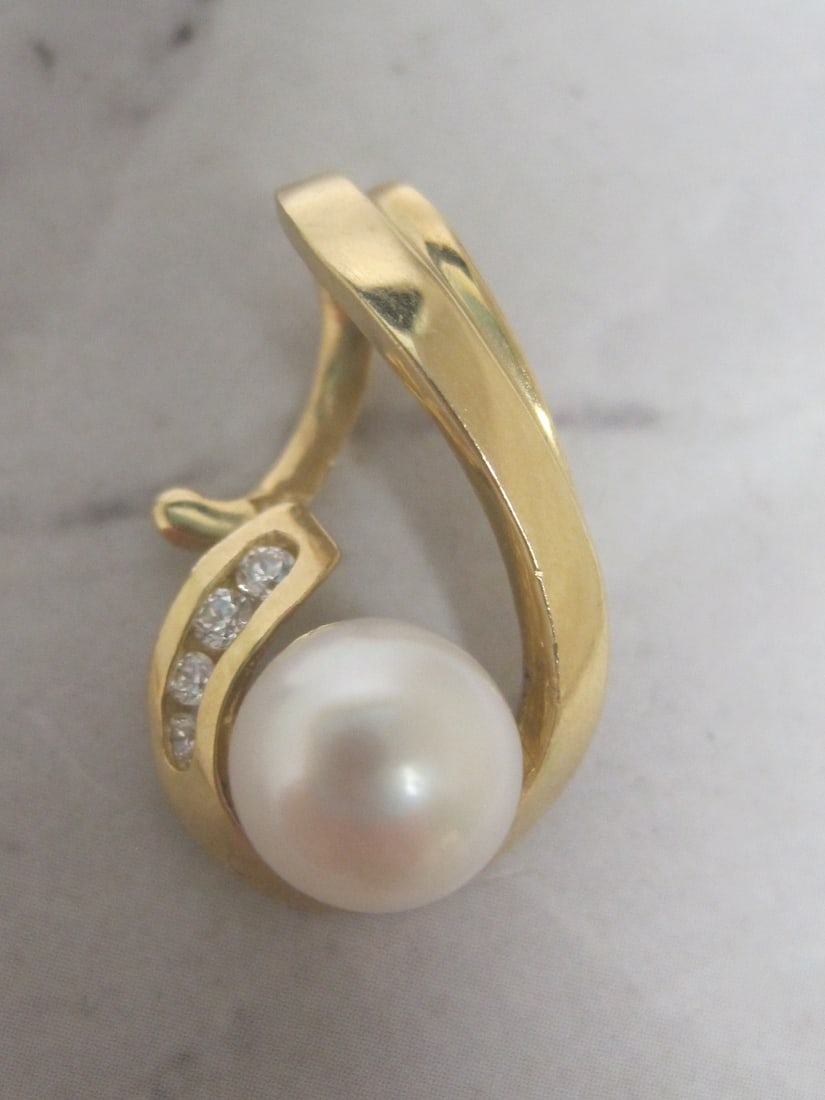 14k Gold Pearl & Diamond Pendant: Weighs 3 grams 