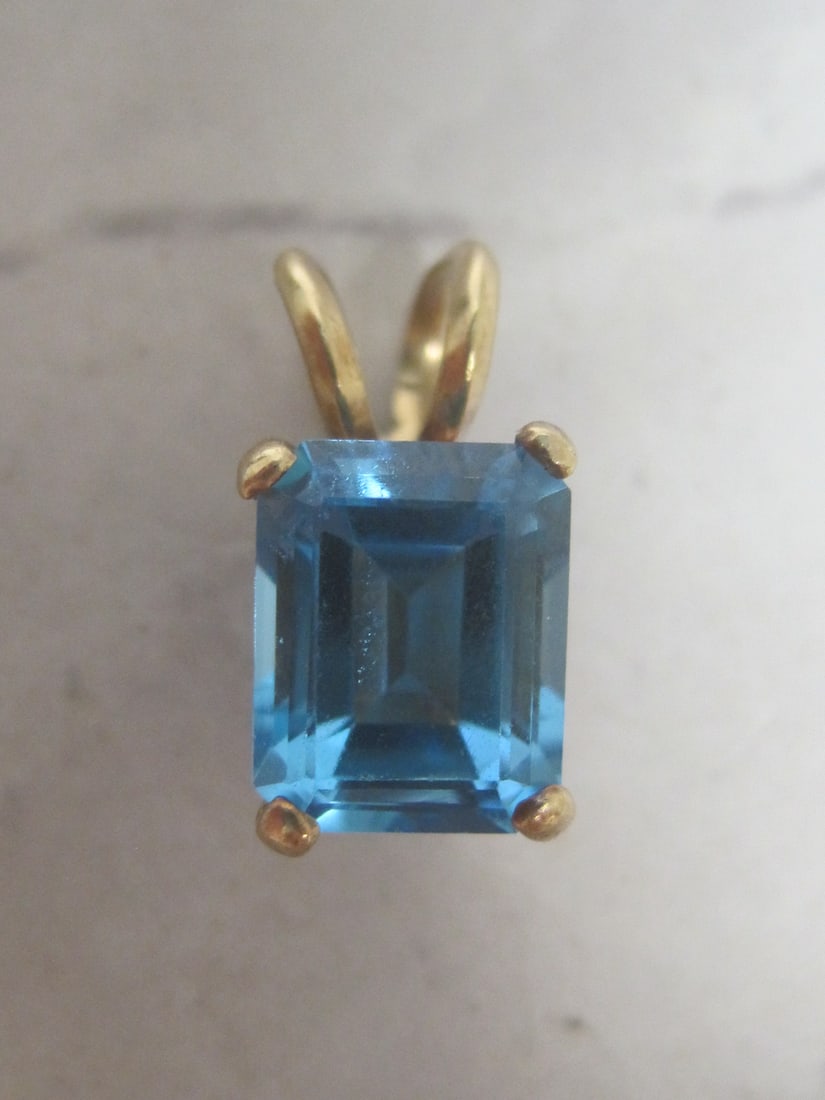 14k Gold Blue Topaz Pendant: Weighs 2.3 grams 