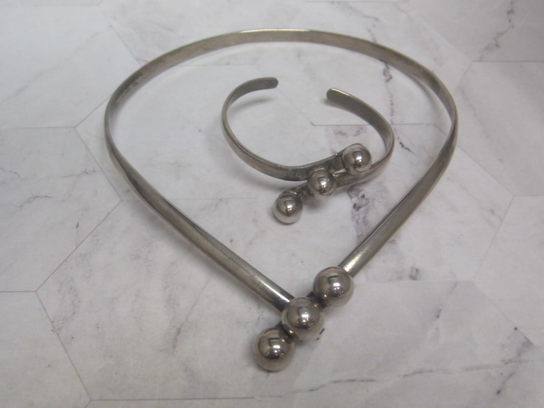 Silvertone Art Deco Style Necklace & Bracelet Set: . 