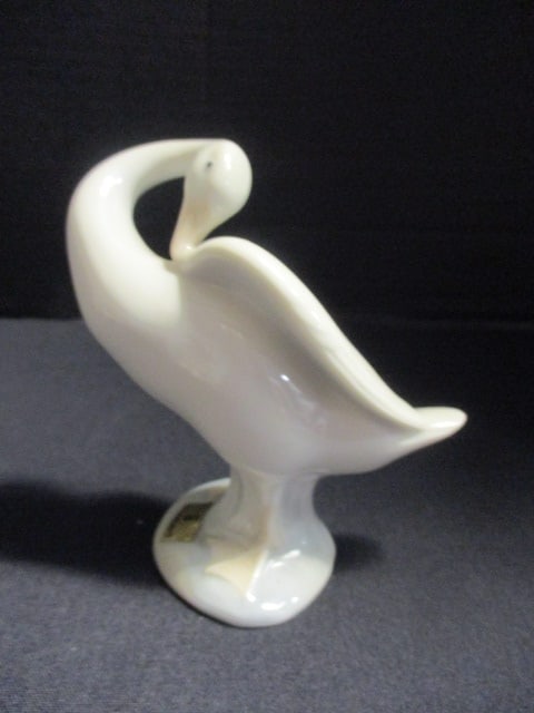 Lladro "Preening Goose" Porcelain Figurine (1 of 7)