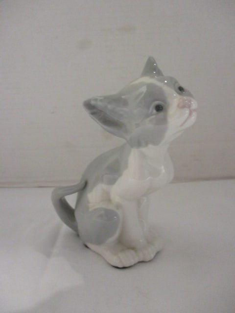Lladro "Feed Me" Porcelain Cat Figurine (1 of 6)