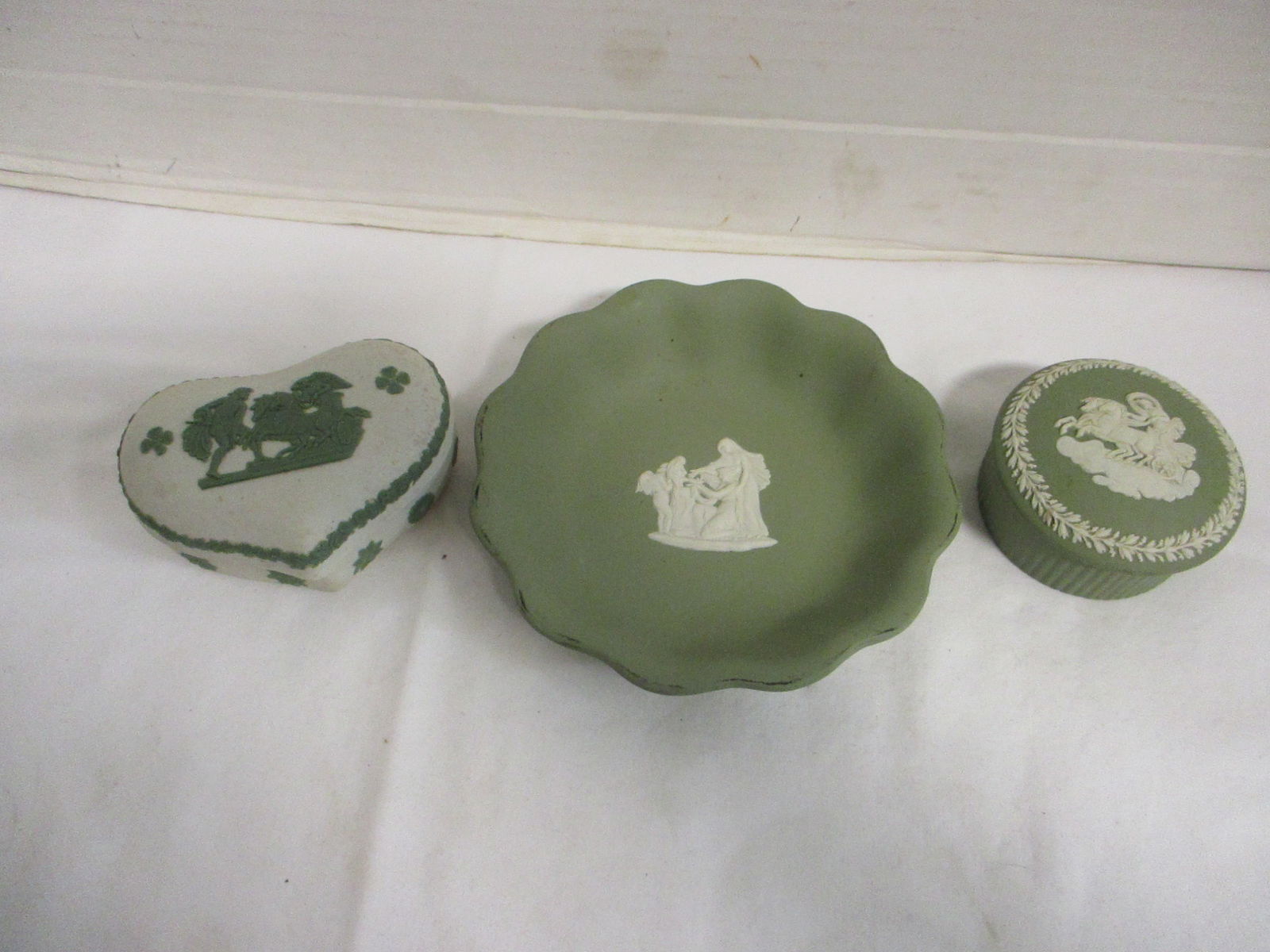 Wedgwood Jasperware Trinket Boxes and Ring/Trinket Dish: . 