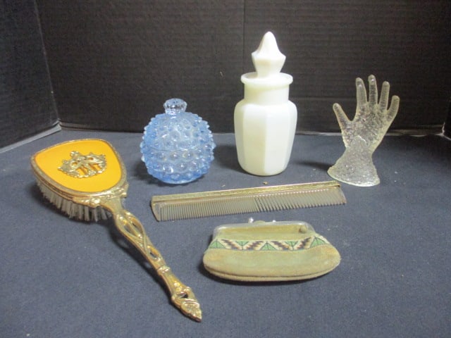 Old Vanity Items-Hand Brush, Combe, Hand Ring Holder, Dresser Jar, Change Purse and (1 of 17)