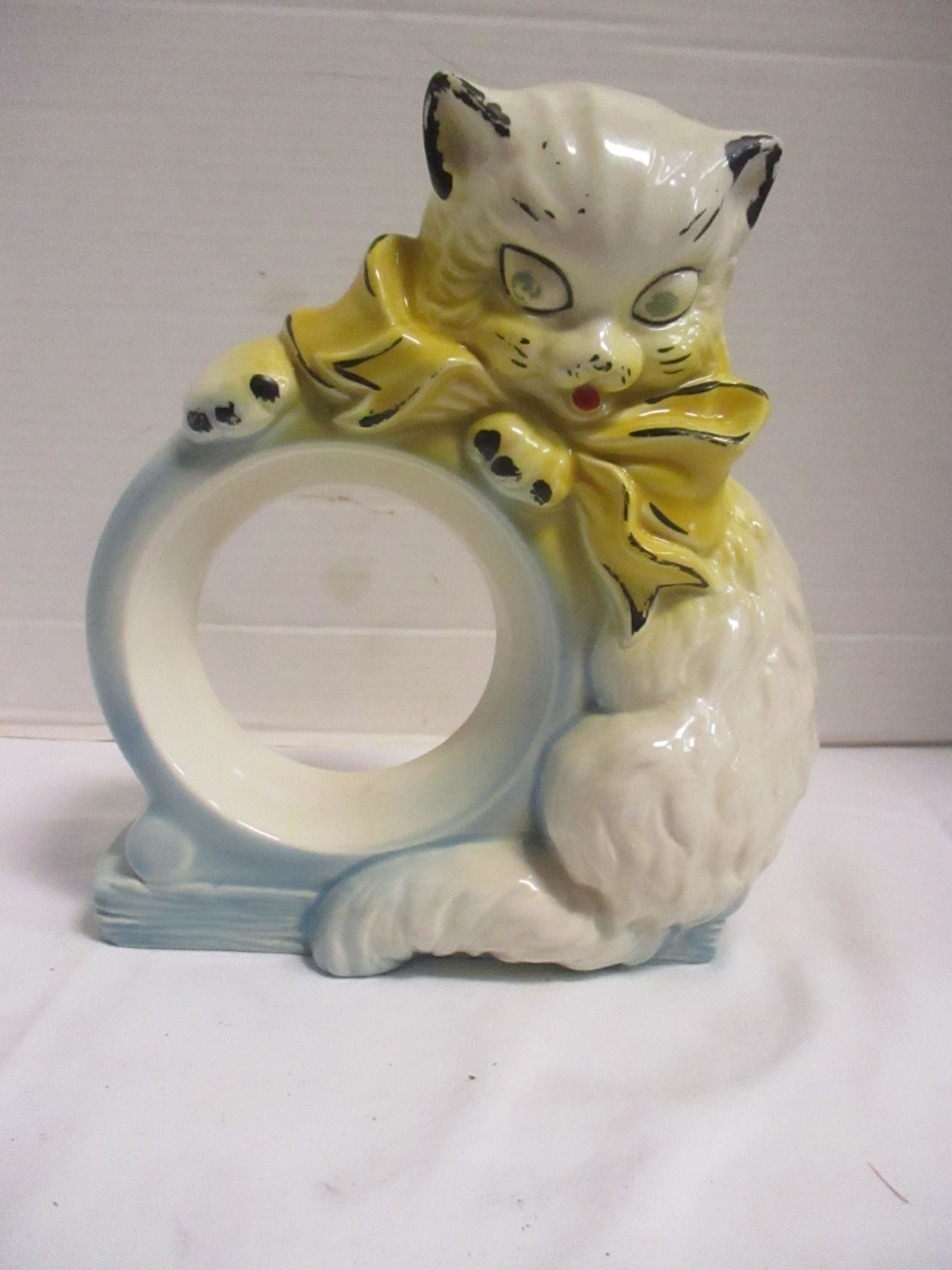 1940's Hull Pottery Kitten Clock Case: 8 3/4"h, some wear to paint