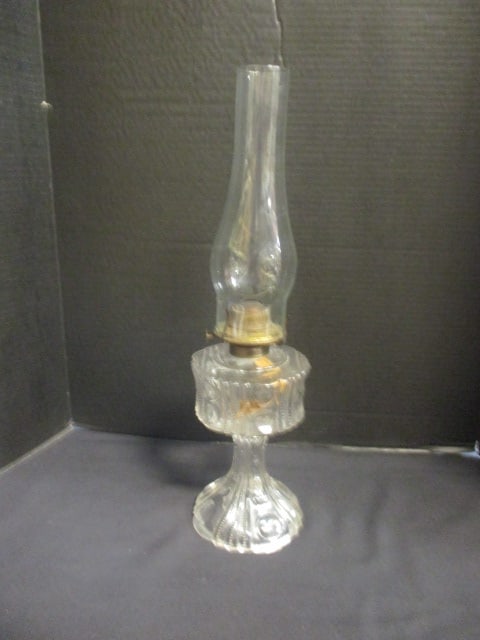 EAPG Oil Lamp: 19 1/4" to top of chimney 