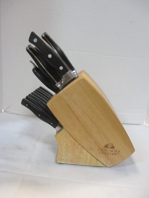 17 Chicago Cutlery Knives and Wood Knife Block: Block set is missing hone steel 