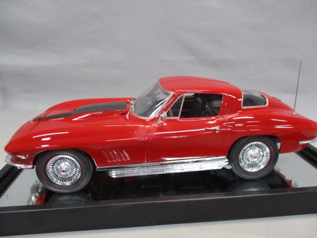 1965 Chevrolet Corvette Hard Plastic Model Car 1:16 Scale - 3