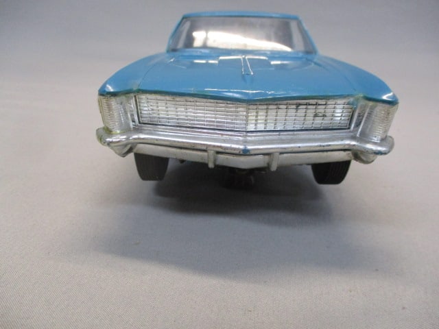 Cox Slot Car 1965 Buick Riviera - 3