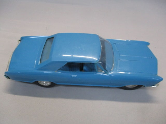Cox Slot Car 1965 Buick Riviera - 4