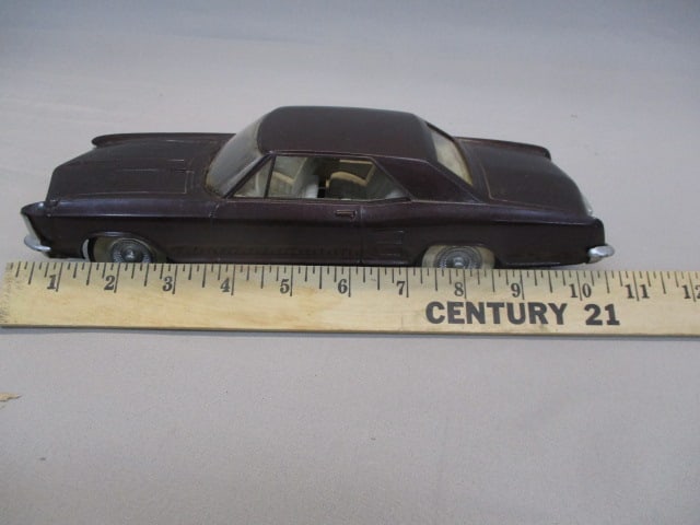 Cox Slot Car 1963 Buick Riviera - 10