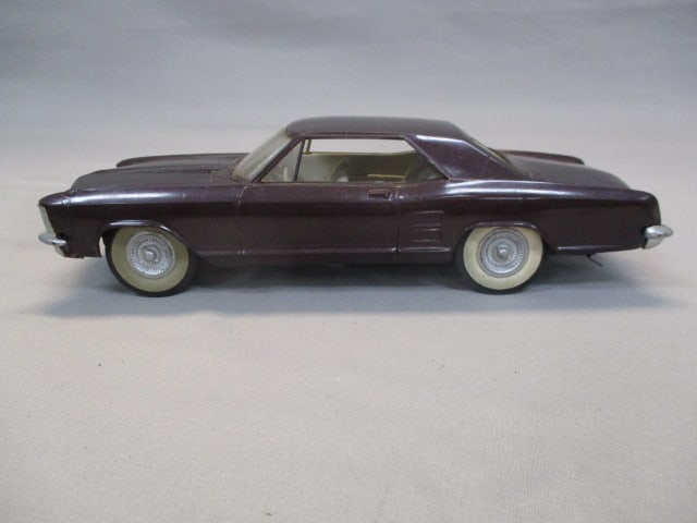 Cox Slot Car 1963 Buick Riviera - 2