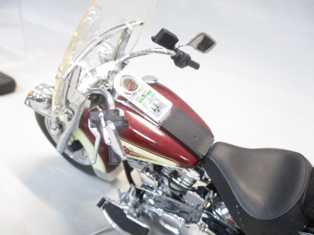 Franklin Mint Harley Davidson Heritage Motorcycle in Case - 7