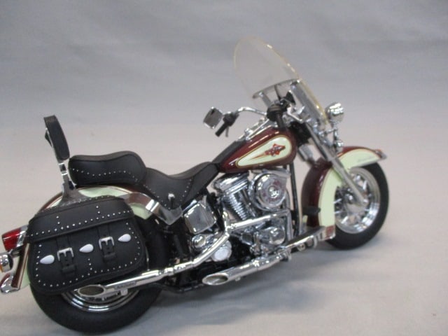 Franklin Mint Harley Davidson Heritage Motorcycle in Case - 9