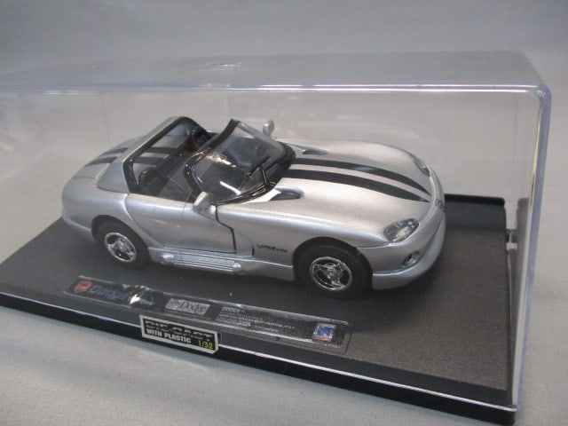 7 Diecast Cars in Display Cases - See All Pictures - 10