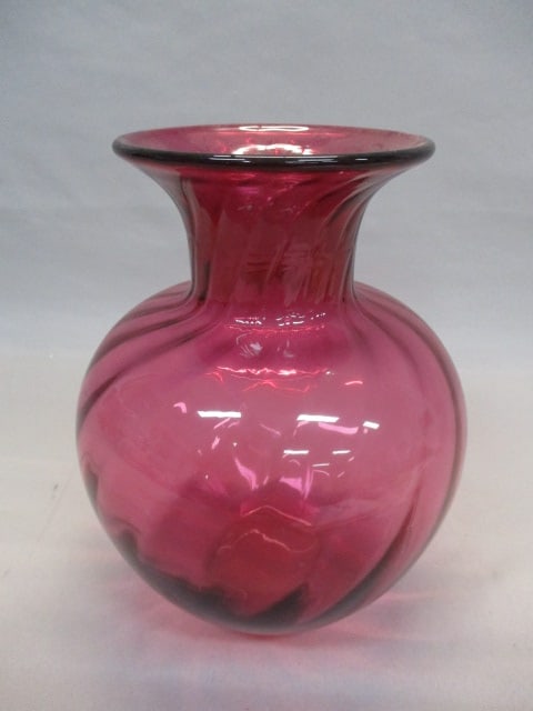 Vintage Pilgrim Cranberry Swirl Ribbed Glass Vase (1 of 5)