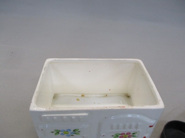 Vintage Ceramic Stove w/Salt & Pepper Shakers - 4