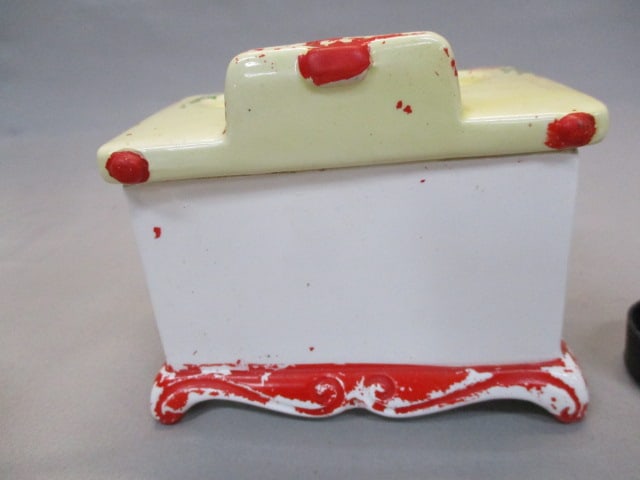 Vintage Ceramic Stove w/Salt & Pepper Shakers - 5