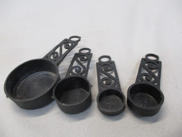 Vintage Ceramic Stove w/Salt & Pepper Shakers - 6
