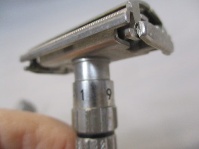 3 Vintage Razors - 5