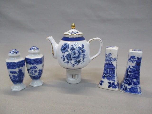 2 Sets Blue Willow Salt & Pepper Shakers & Tea Pot Night Light: . 