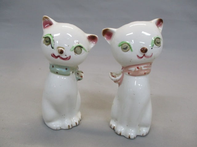 Vintage Winking Eyes Cat Salt & Pepper Shakers: . 