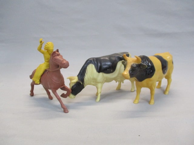 2 Vintage Hard Plastic Cows & 1 Horse w/Indian Warrior (1 of 8)