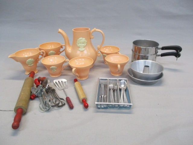 1940's/50's Shirley Temple Tea Set - Missing Lid For Teapot: Mini Kitchen Utensils & Cutlery Set, Pots & Pans 
