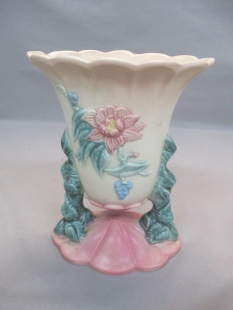 1940's Hull USA W17-7 1/2 "Woodland" Pattern Vase (1 of 8)