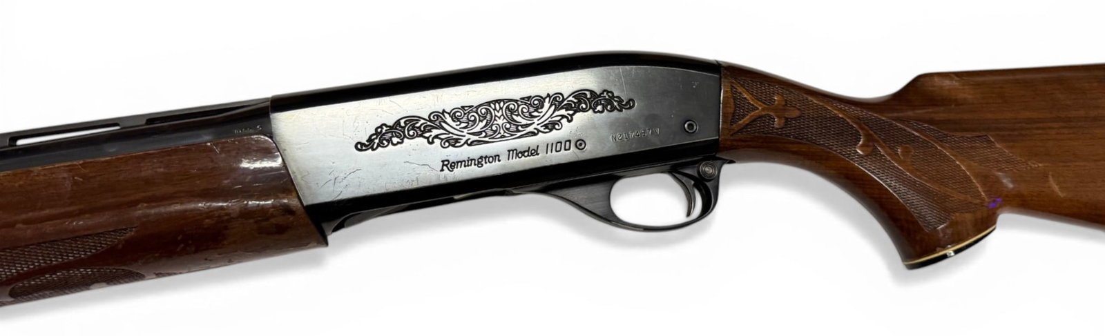 Remington Model 1100 12 GA. Semi-Automatic Vent Rib Shotgun: S#: N217457V | 27.5" MOD Choke Vent Rib Barrel with 2-3/4" chamber | Date Code: CO | 6-shot | Deluxe wood furniture | Equipped with a Pachmayr presentation rubber recoil pad |||| CONDITION: Very good.