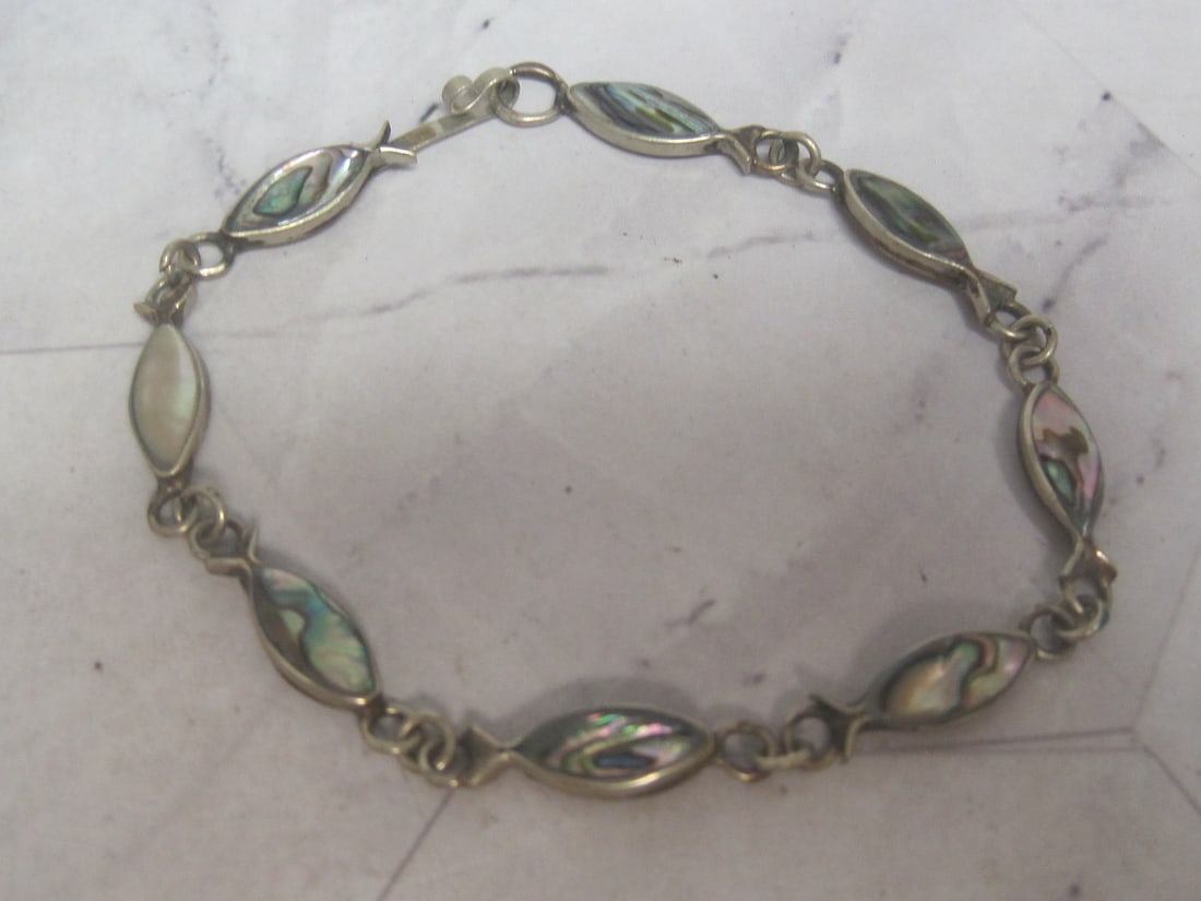8" Sterling Silver Mother of Pearl Fish Link Bracelet: Weighs 7 grams 
