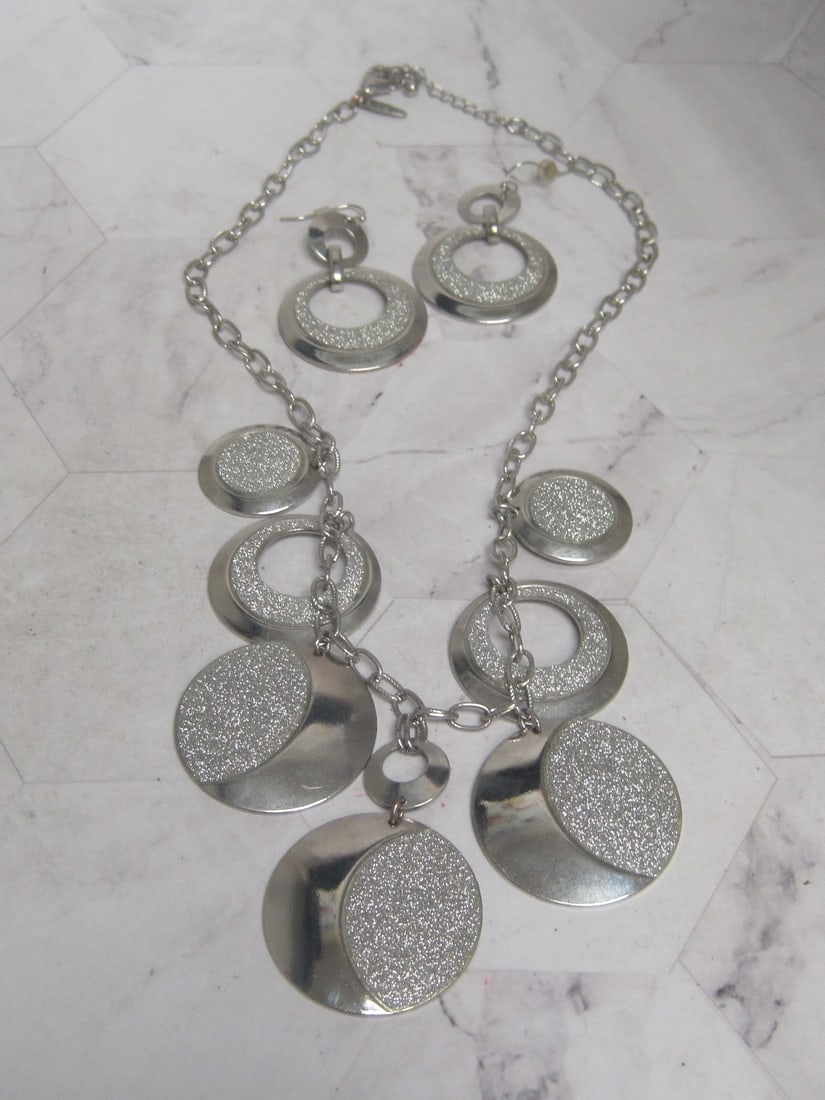 20" NY Silvertone Necklace & Earrings Set: . 